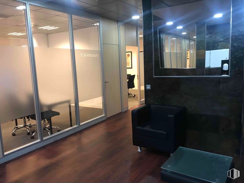 Oficina en alquiler en Zona Alcobendas, Alcobendas, Madrid, 28042 con silla, interiorismo, mueble, suelos, suelo, vidrio, techo, alumbrado, puerta y habitación alrededor