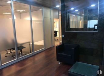 Oficina en alquiler en Zona Alcobendas, Alcobendas, Madrid, 28042 con silla, interiorismo, mueble, suelos, suelo, vidrio, techo, alumbrado, puerta y habitación alrededor