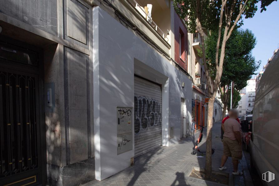 Retail for sale at Calle Tomás Bretón, Arganzuela, Madrid, 28045 with person, building, road surface, tree, facade, road, alley, city, sidewalk and art around