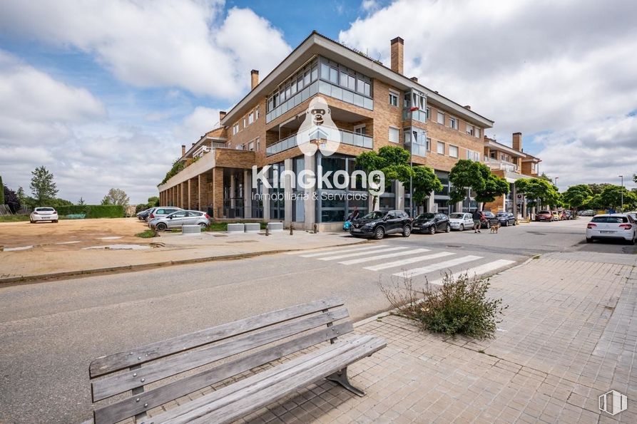 Retail for sale at Zona Carrefour Ávila, Ávila, 28005 with bench, building, cloud, sky, car, plant, outdoor bench, road surface, tree and urban design around