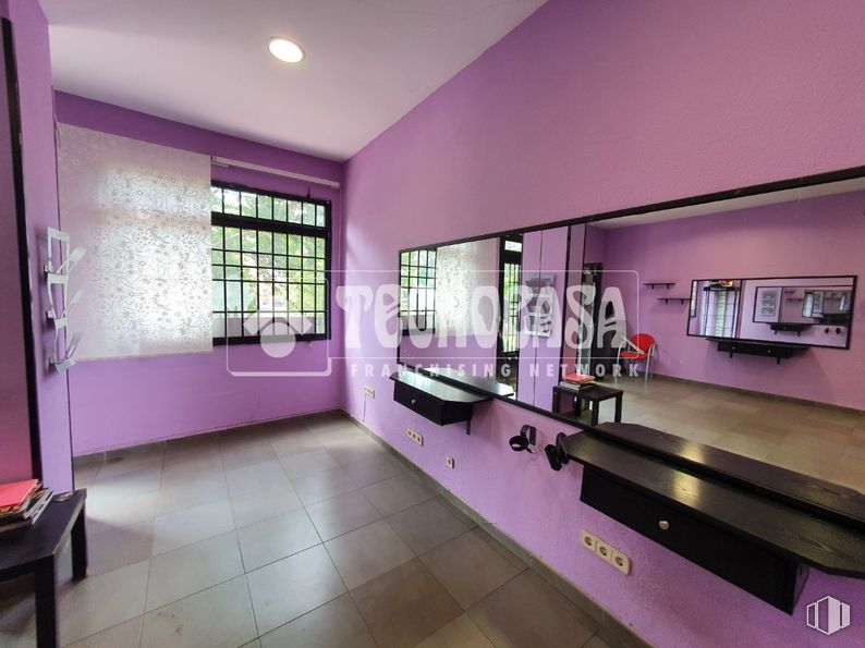 Retail for rent at Zona Soto, Móstoles, Madrid, 28047 with window, table, property, furniture, building, countertop, purple, picture frame, cabinetry and architecture around