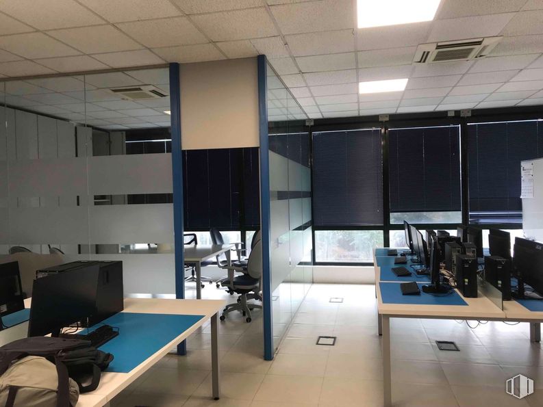 Retail for rent at Zona industrial, Alcobendas, Madrid, 28108 with computer monitor, desk, chair, table, furniture, office chair, building, interior design, flooring and floor around