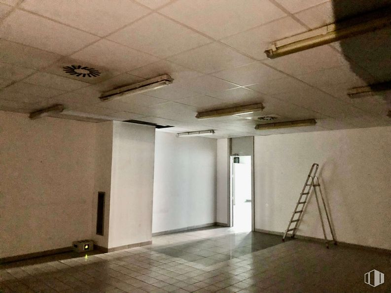 Retail for sale at Calle Cincel, 6, Rivas-Vaciamadrid, Madrid, 28529 with ladder, fixture, floor, flooring, hall, ceiling, composite material, space, building and tints and shades around