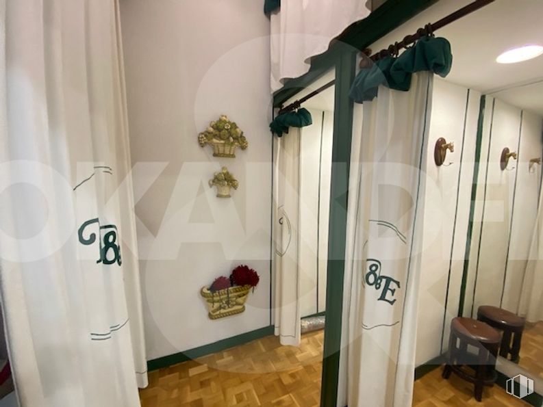 Retail for sale & for rent at Zona Buenavista, Toledo, 45005 with stool, furniture, wood, flooring, floor, door, wall, hardwood, ceiling and fixture around