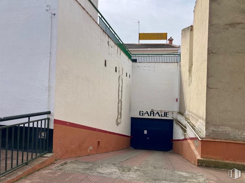 Local en venta en Calle Calderón de la Barca, 9, Navalcarnero, Madrid, 28600 con edificio, cielo, material compuesto, fachada, gas, superficie de la carretera, madera, hormigón, asfalto y accesorio alrededor