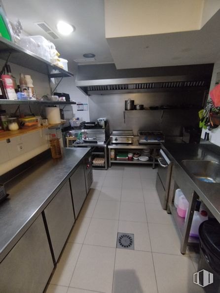 Retail for rent at Calle Corazón de María, Chamartín, Madrid, 28002 with cabinetry, sink, countertop, interior design, kitchen, flooring, floor, kitchen stove, kitchen appliance and wood around