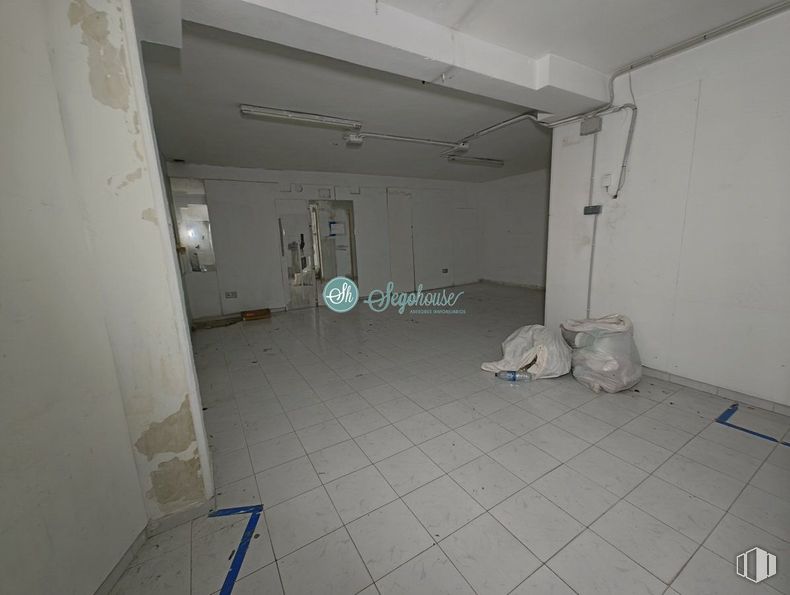 Retail for rent at Calle José Zorrilla, Segovia, 40002 with flooring, floor, ceiling, hall, tile flooring, plaster and tile around