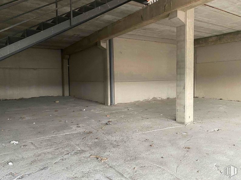 Industrial for sale at Calle Francisco Medina Mendoza, Cabanillas del Campo, Guadalajara, 19171 with floor, flooring, composite material, ceiling, grey, concrete, building material, beam, basement and hall around