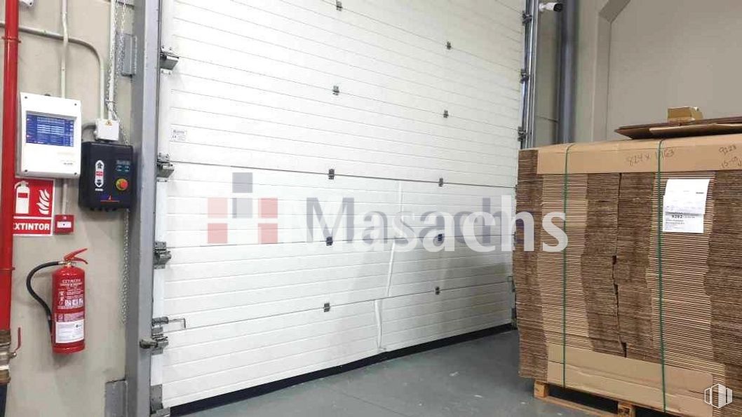 Industrial for sale at Polígono Industrial Rio Janeiro, Algete, Madrid, 28110 with building, fire extinguisher, automotive tire, wood, fixture, tire, floor, flooring, facade and gas around