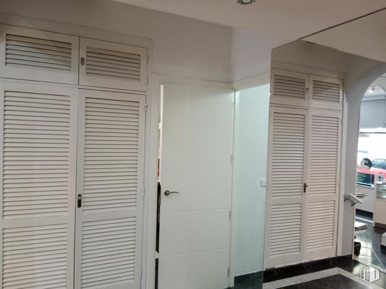 Local en alquiler y venta en Zona Chamberí, Chamberí, Madrid, 28010 con puerta, accesorio, madera, interiorismo, exterior del automóvil, edificio, material compuesto, suelos, madera dura y techo alrededor