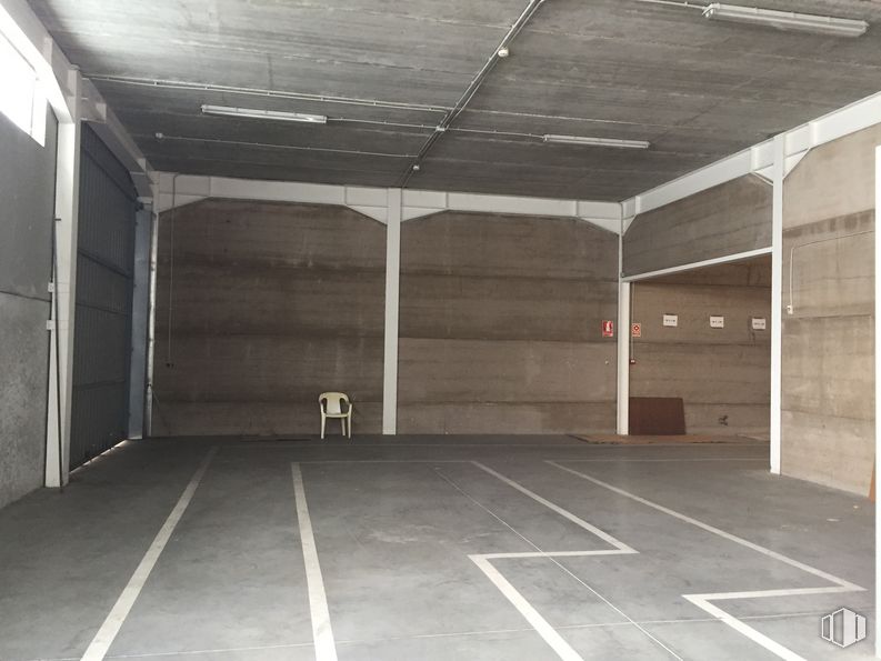 Industrial for sale at Calle Río Jarama, 132, Toledo, 45006 with door, building, property, fixture, hall, architecture, flooring, floor, line and composite material around