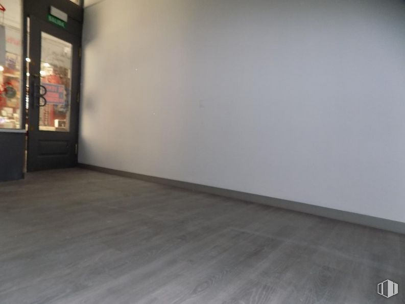 Retail for sale & for rent at Zona Centro, Cuenca, 16002 with door, wood, flooring, floor, hardwood, hall, building, laminate flooring, ceiling and art around