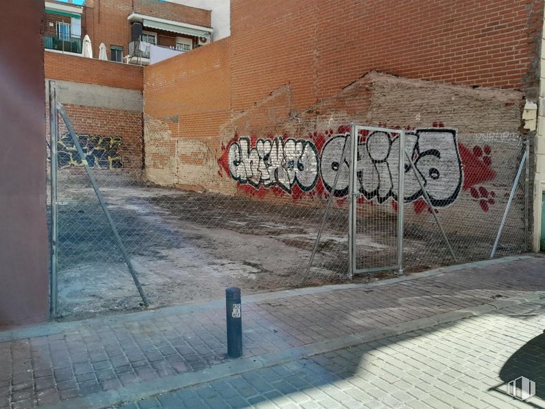 Suelo en venta en Calle Juan Portas, 7, Puente de Vallecas, Madrid, 28018 con superficie de la carretera, asfalto, edificio, albañilería, arte, pintura, espacio público, acera, ladrillo y fachada alrededor