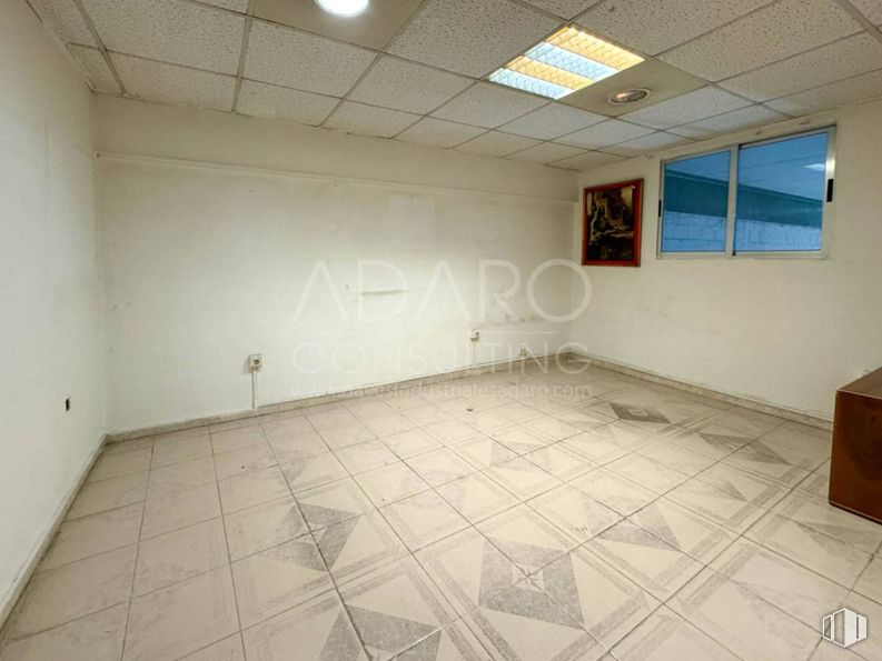 Industrial for sale at Avenida Colada de Pozuelo, Alcorcón, Madrid, 28925 with window, light fixture, picture frame, flooring, floor, ceiling, tile flooring, hall, tile and daylighting around