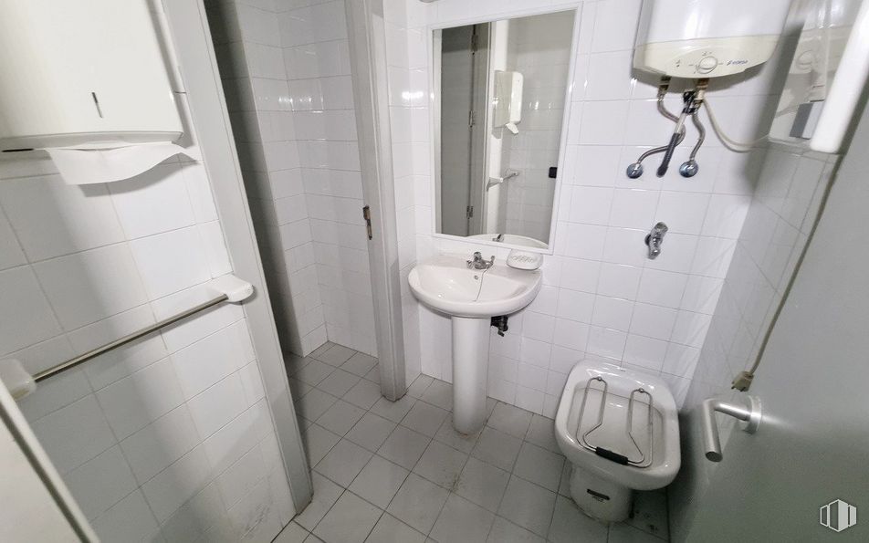 Retail for sale & for rent at Centro Comercial Zoco Pozuelo, Calle Barlovento, 30, Pozuelo de Alarcón, Madrid, 28223 with sink, toilet, plumbing fixture, bathroom sink, white, bathroom, purple, building, mirror and interior design around