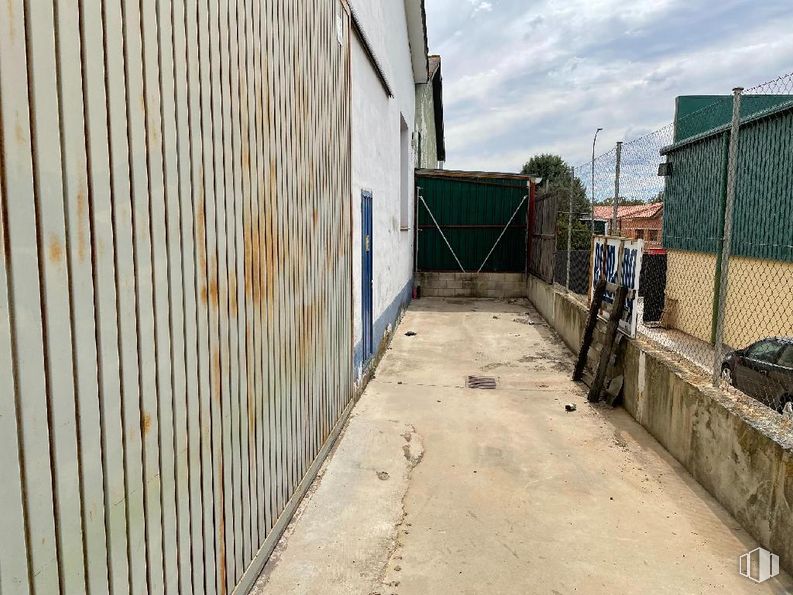 Industrial for sale at Calle Hierro, 6, Cobeña, Madrid, 28863 with building, sky, road surface, cloud, asphalt, wall, composite material, alley, facade and wood around