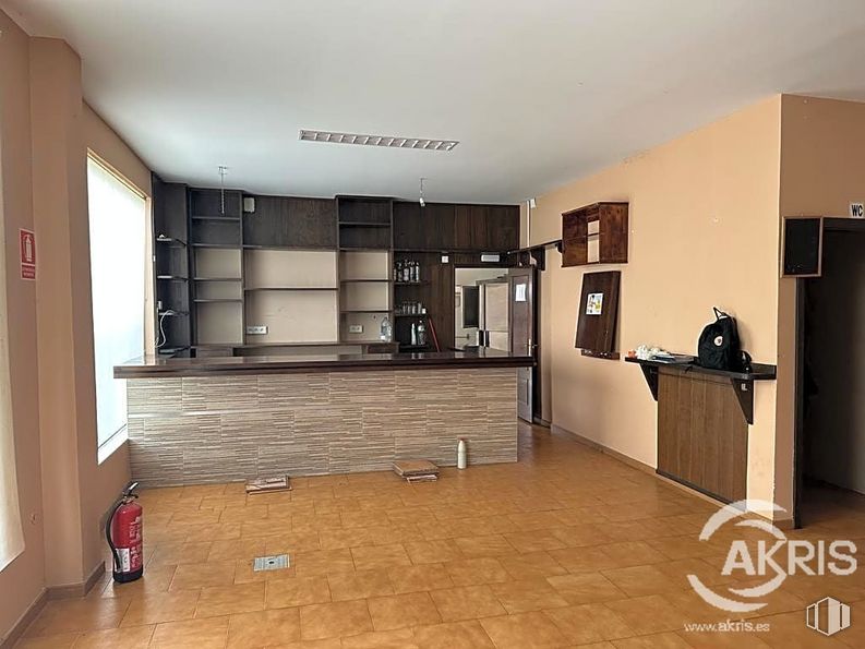 Retail for sale at Zona centro, Argés, Toledo, 45122 with cabinetry, refrigerator, wood, living room, fixture, interior design, hall, flooring, wood stain and houseplant around