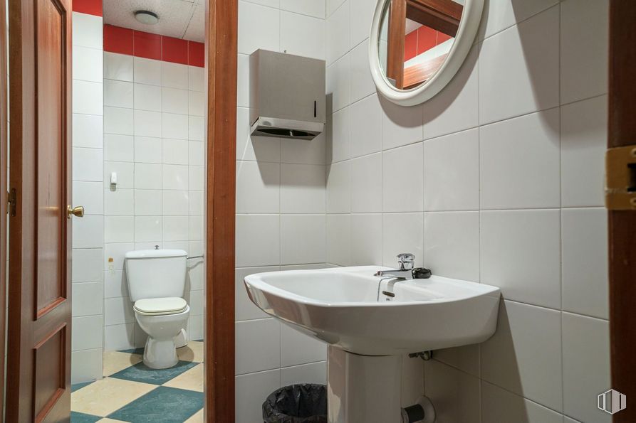 Oficina en venta en Zona Noroeste, Torrejón de Ardoz, Madrid, 28850 con fregadero, inodoro, grifo, espejo, propiedad, fotografía, arreglo de tubería, lavabo del baño, blanco, baño y púrpura alrededor