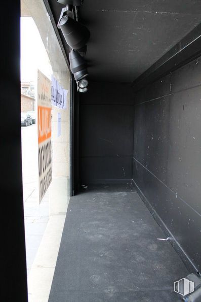 Retail for rent at Centro urbano, Ávila, 05001 with lighting, fixture, flooring, ceiling, composite material, asphalt, concrete, city, room and building around