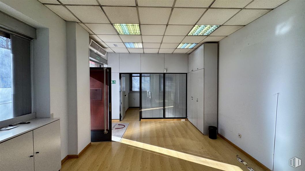 Retail for rent at Paseo Castellana, 192, Chamartín, Madrid, 28046 with cabinetry, light fixture, flooring, floor, interior design, ceiling, lighting, glass, tile flooring and wood flooring around