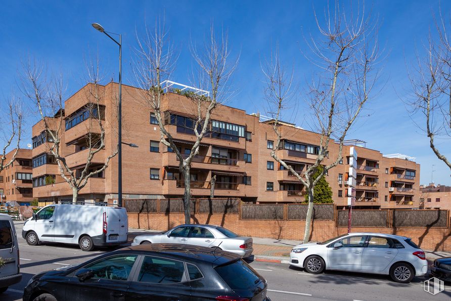 Local en alquiler en Calle París, 2, Pozuelo de Alarcón, Madrid, 28224 con coche, edificio, camioneta, ventana, neumático, luz de estacionamiento automotriz, rueda, cielo, vehículo terrestre y vehículo alrededor