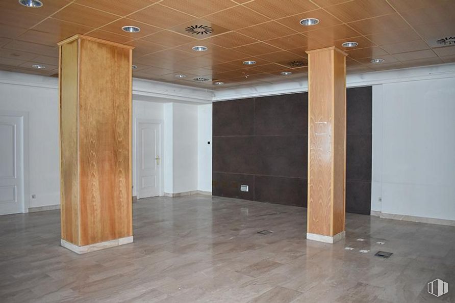 Retail for sale & for rent at Calle Burgohondo, Ávila, 05002 with wardrobe, wood, hall, interior design, flooring, wall, floor, wood stain, house and building around