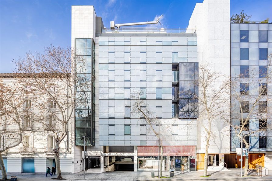 Office for rent at Calle Serrano, 55, Salamanca, Madrid, 28006 with building, city, urban area, metropolitan area, high-rise building, urban design, composite material, commercial building, mixed-use and apartment around