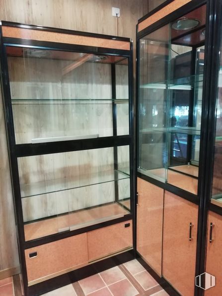 Local en alquiler y venta en Plaza San Francisco Asís, 1, Alcalá de Henares, Madrid, 28802 con ebanistería, ventana, accesorio, puerta, edificio, madera, piso, suelo, vitrina y material compuesto alrededor