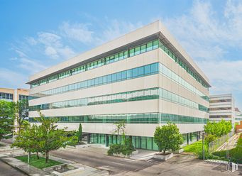 Office for rent at Calle Julián Camarillo, 4 C, San Blas - Canillejas, Madrid, 28037 with building, houseplant, cloud, sky, plant, tree, tower block, urban design, condominium and neighbourhood around