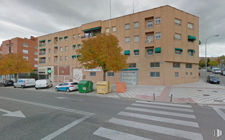 Retail for rent at Avenida Mediterráneo, Cuenca, 16004 with building, cloud, sky, daytime, property, window, wheel, car, road surface and tree around