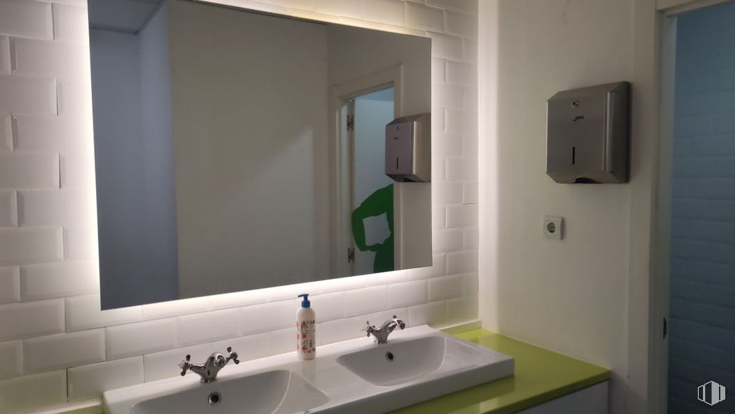 Retail for rent at Zona centro, Móstoles, Madrid, 28937 with mirror, sink, tap, property, plumbing fixture, green, bathroom sink, azure, bathroom cabinet and bathroom around