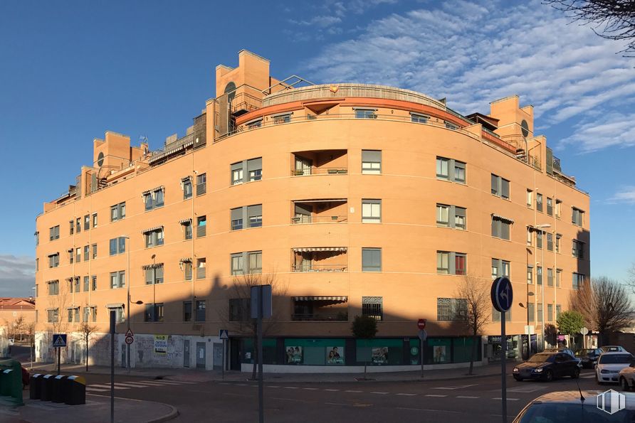 Local en alquiler en Calle Presidente Felipe González, 4, Arganda del Rey, Madrid, 28500 con edificio, cielo, nube, ventana, bloque de torre, condominio, diseño urbano, propiedad material, área residencial y árbol alrededor