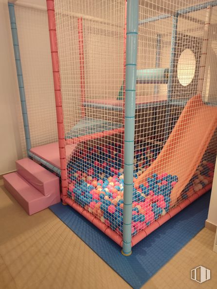 Retail for sale at Calle María de Zayas, Torrejón de Ardoz, Madrid, 28850 with mesh, pink, playground, play, play yard and baby toys around