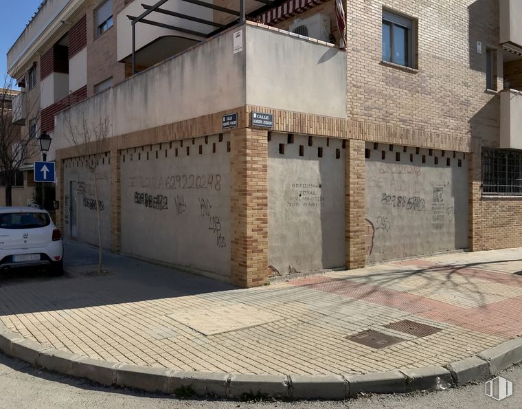 Retail for rent at Calle Fermín Cacho, 2, Brunete, Madrid, 28690 with car, window, property, building, tire, vehicle, infrastructure, wheel, road surface and urban design around