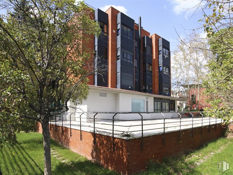 Oficina en alquiler en Calle Josefa Valcárcel, 8, Ciudad Lineal, Madrid, 28027 con edificio, planta, propiedad, cielo, nube, árbol, arquitectura, lote de terreno, diseño urbano y zona residencial alrededor