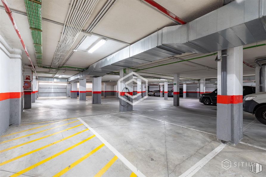 Oficina en alquiler y venta en Avenida Industria, 37, Tres Cantos, Madrid, 28760 con rueda, neumático, coche, edificio, accesorio, modo de transporte, gris, suelos, suelo y diseño automovilístico alrededor