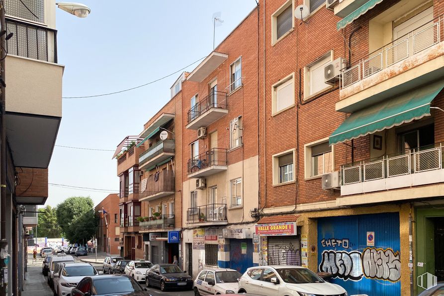 Local en venta en Calle Amor Hermoso, 7, Usera, Madrid, 28026 con coche, edificio, rueda, neumático, vehículo terrestre, cielo, propiedad, ventana, vehículo y infraestructura alrededor