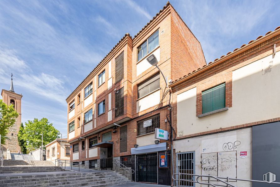 Local en venta en Calle Escalerilla, Las Rozas de Madrid, Madrid, 28230 con ventana, edificio, nube, cielo, madera, árbol, diseño urbano, accesorio, planta y barrio alrededor