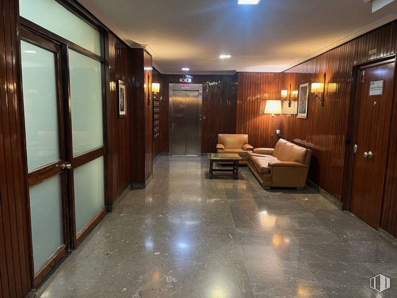 Oficina en alquiler en Calle San Bernardo, Chamberí, Madrid, 28015 con puerta, sofá, alumbrado, suelo, interiorismo, suelos, madera, suelo de baldosas, hall y inmobiliario alrededor