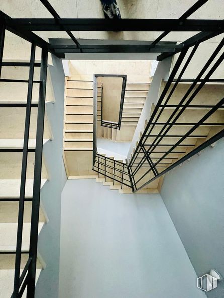 Industrial for sale & for rent at Polígono Industrial Los Olivos, Getafe, Madrid, 28906 with stairs, metal, glass, handrail, building material, daylighting, steel and baluster around