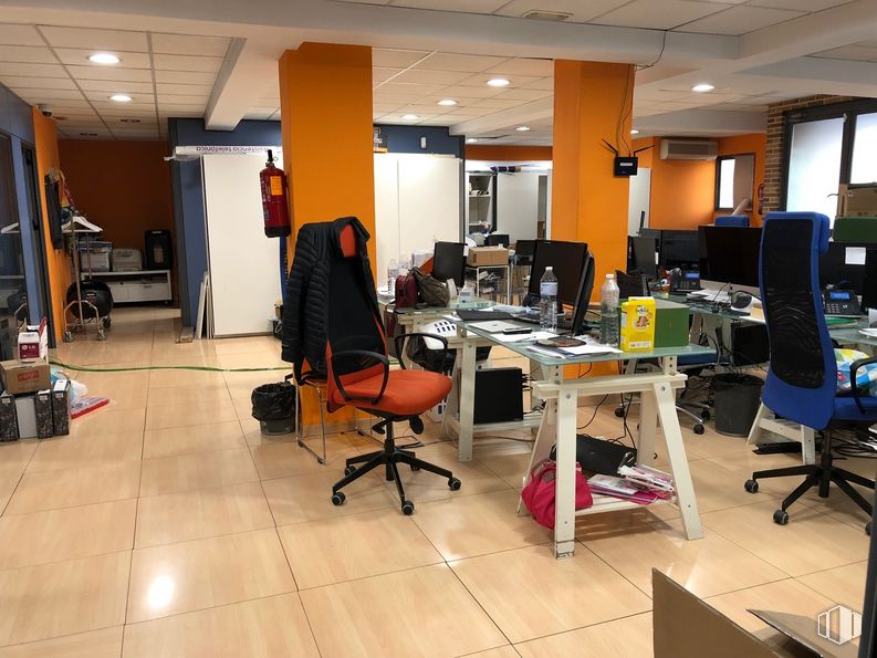 Retail for sale at Calle Prudencio Álvaro, 8, Ciudad Lineal, Madrid, 28027 with chair, furniture, office chair, table, desk, interior design, architecture, flooring, building and floor around