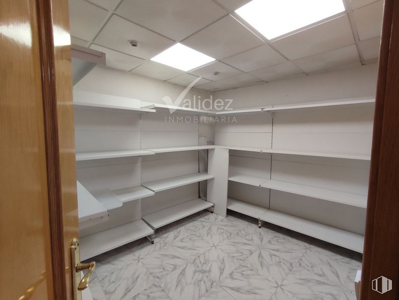 Retail for rent at Zona centro, El Escorial, Madrid, 28280 with cabinetry, building, wood, shelving, flooring, fixture, ceiling, house, hardwood and hostel around