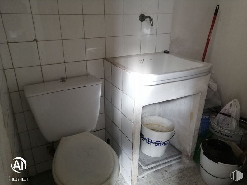 Retail for sale at Zona Sur, Ávila, 05003 with toilet, toilet seat, plumbing fixture, bathroom, floor, flooring, plumbing, tile, tile flooring and grey around