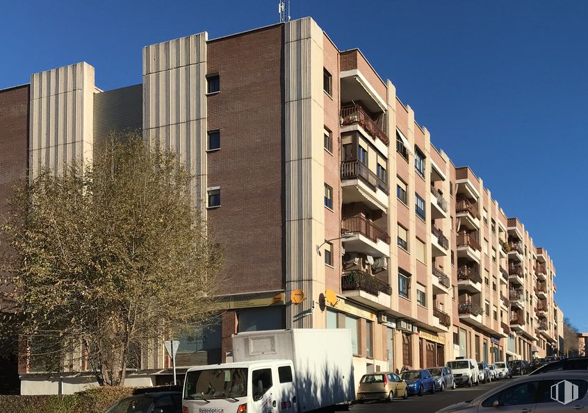 Retail for sale at Calle León Felipe, Guadalajara, 19004 with truck, car, sky, building, tire, wheel, window, condominium, urban design and tower block around