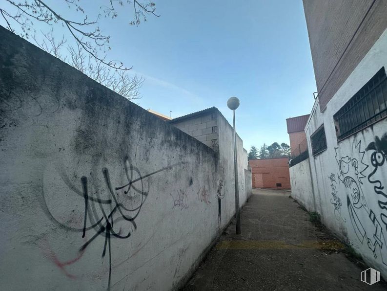 Land for sale at Calle Ignacio Gonzalez Serrano, Collado Villalba, Madrid, 28400 with wall, concrete, composite material, graffiti, street art, paint, alley, mural, shadow and walkway around