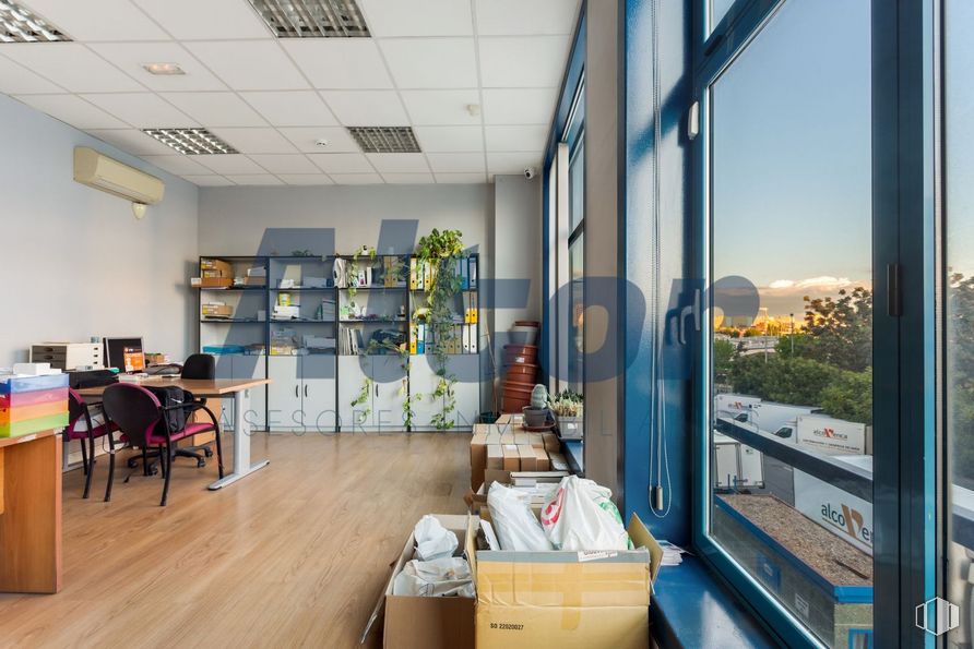 Office for sale at Calle Arroyo Bueno, Villaverde, Madrid, 28021 with chair, table, shipping box, furniture, property, window, interior design, architecture, building and floor around