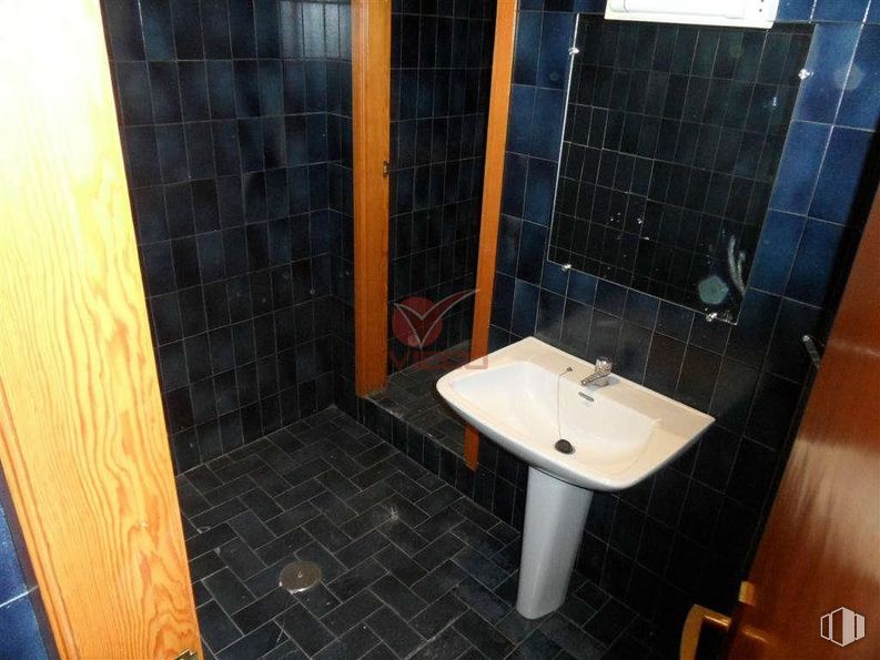 Retail for sale & for rent at Zona Centro, Cuenca, 16004 with sink, brown, plumbing fixture, tap, property, bathroom sink, bathroom, purple, fixture and wood around