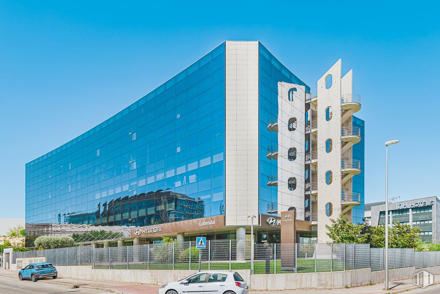 Oficina en alquiler en Edificio Néctar, Calle Quintanapalla, 2 , Fuencarral - El Pardo, Madrid, 28050 con coche, edificio, cielo, rueda, vehículo, neumático, bloque de pisos, diseño urbano, condominio y planta alrededor