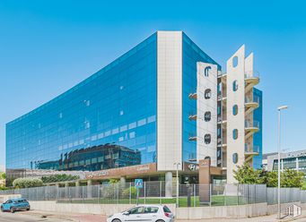 Office for rent at Edificio Néctar, Calle Quintanapalla, 2 , Fuencarral - El Pardo, Madrid, 28050 with car, building, sky, wheel, vehicle, tire, tower block, urban design, condominium and plant around