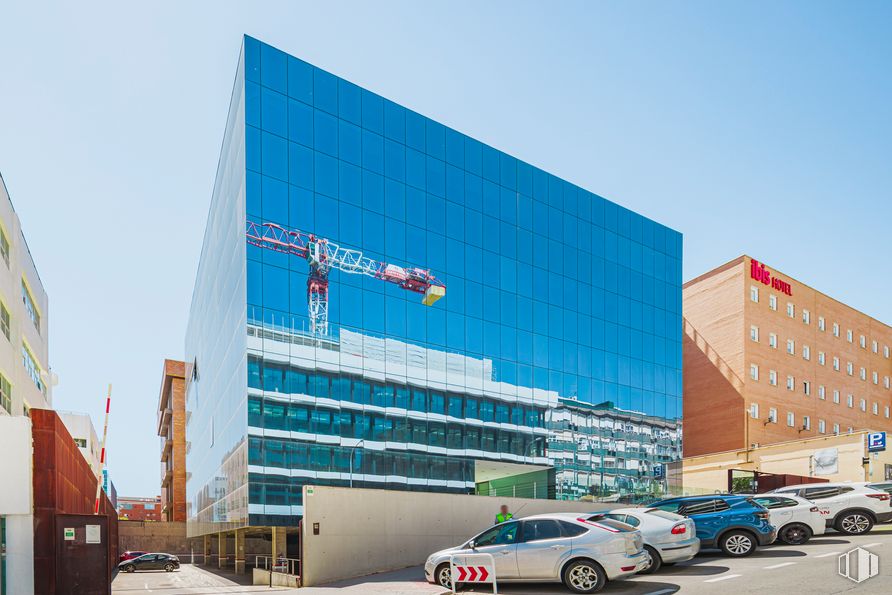 Oficina en alquiler en Calle Valentín Beato, San Blas - Canillejas, Madrid, 28037 con edificio, coche, neumático, rueda, vehículo terrestre, cielo, vehículo, ventana, bloque de torres y diseño urbano alrededor